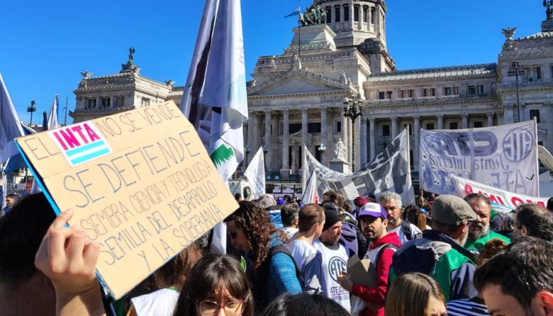 Pese a la decisión del Senado, el Gobierno continúa con su plan de despidos con una medida ilegal
