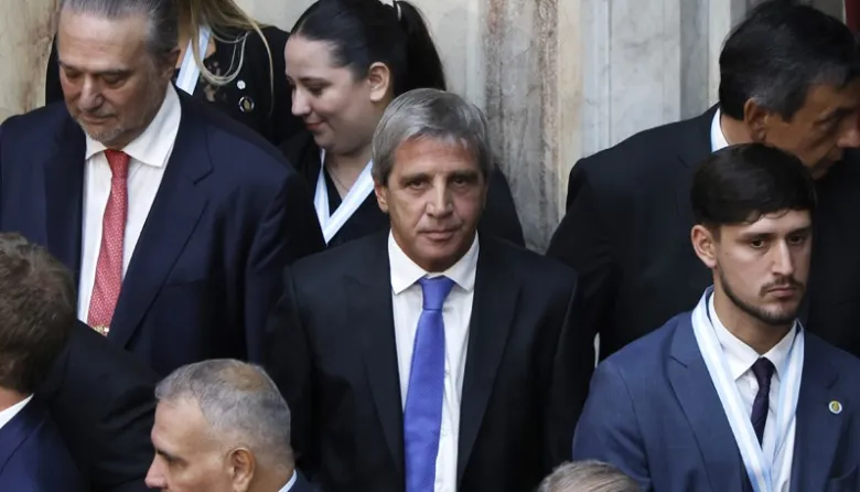 Dólar supera $1.400 y Citi advierte riesgo de devaluación en Argentina