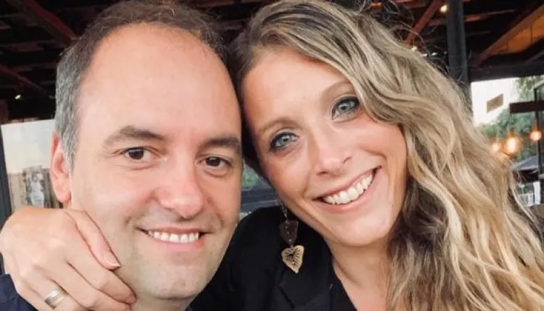 Adorni llevó a su esposa en la comitiva oficial de Milei y estalló la polémica