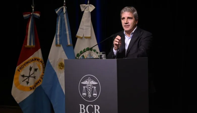 Caputo rechazó devaluar y lanzó una dura frase ante empresarios