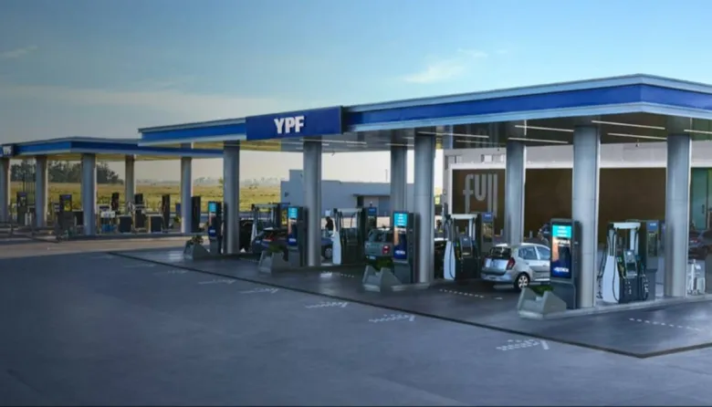 Caputo congela el precio de la nafta de YPF por 45 días