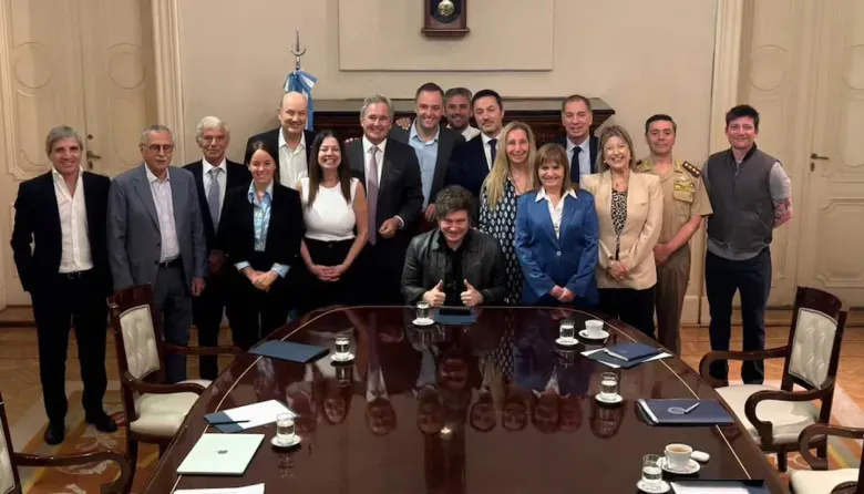 Milei reúne al Gabinete para respaldar a Adorni y frenar la crisis política