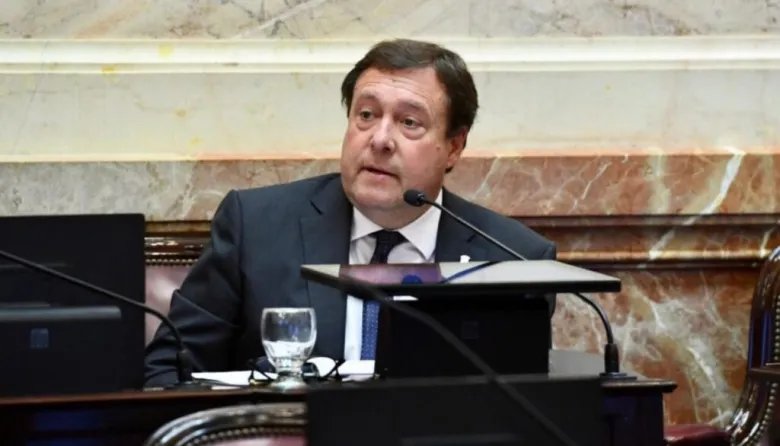 Chats comprometen a Weretilneck en trama con AFA y fondos públicos