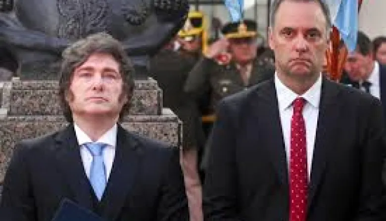Descalabro en las encuestas: La aprobación de Milei se desplomó 10 puntos tras los escándalos de Adorni y el Caso Libra
