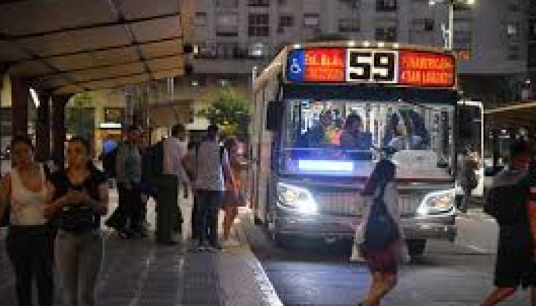 Un nuevo golpe al bolsillo: Suben los colectivos, el subte y los peajes desde este viernes