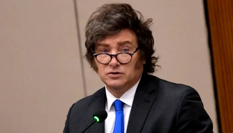 Milei cuestiona medios tras caída de confianza y blinda a Adorni