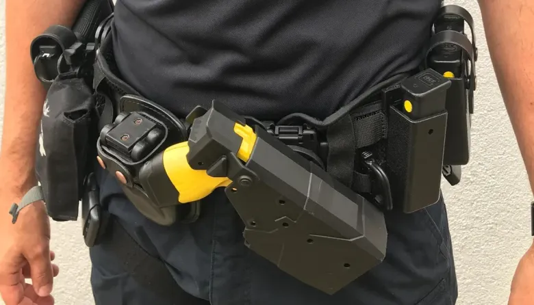 Pistolas no letales: el nuevo negocio de la seguridad que avanza en la Provincia sin control político