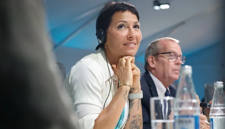 Mayra Mendoza salió a buscar dólares afuera mientras Milei deja a un millón de bonaerenses con el agua al cuello
