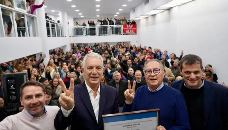 Alak recibió a Descalzo en el PJ La Plata: “En el peronismo no sobra nadie, necesitamos a todos”