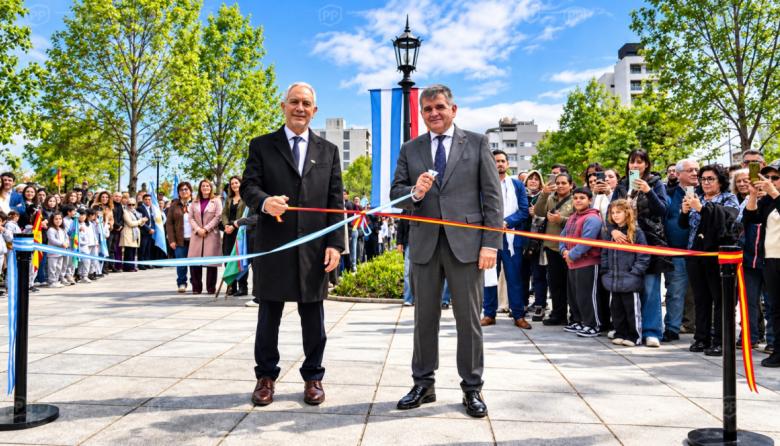 La Plata: Alak inauguró la renovada Plaza España junto al embajador