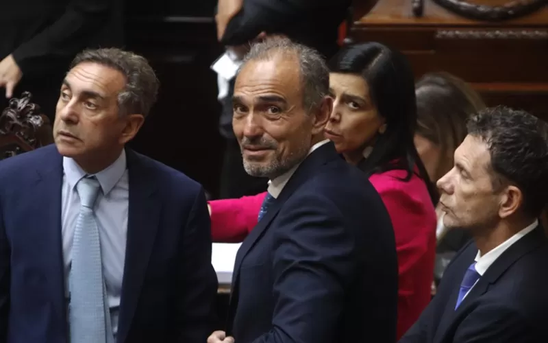 Caputo vs Menem: Escándalo en PAMI y corrupción política