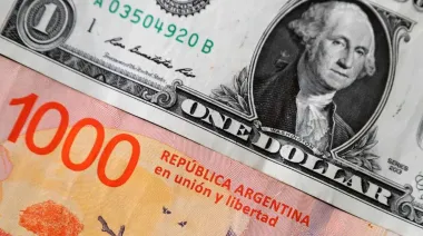 El dólar cerraría 2025 arriba de los $1.400, pero los analistas no prevén un salto inflacionario