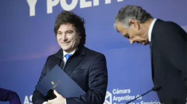 Milei acusa al kirchnerismo de “secuestrar el Congreso” y Caputo defiende acelerar el ajuste