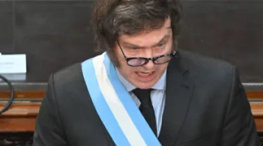 Milei: retiran placa de los 30.000 desaparecidos en París