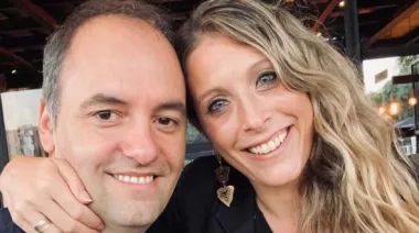 Adorni llevó a su esposa en la comitiva oficial de Milei y estalló la polémica