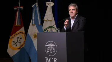 Caputo rechazó devaluar y lanzó una dura frase ante empresarios
