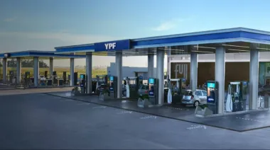 Caputo congela el precio de la nafta de YPF por 45 días