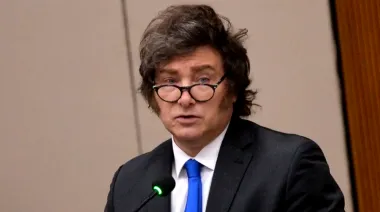 Milei cuestiona medios tras caída de confianza y blinda a Adorni