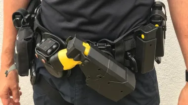 Pistolas no letales: el nuevo negocio de la seguridad que avanza en la Provincia sin control político