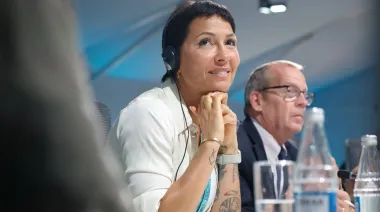 Mayra Mendoza salió a buscar dólares afuera mientras Milei deja a un millón de bonaerenses con el agua al cuello