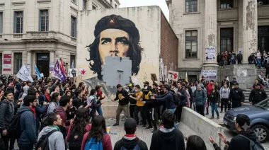 Batalla cultural en la UBA: libertarios quisieron tapar un mural y terminaron acorralados por zurdos