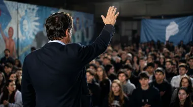 El plan de Kicillof: alambrar la juventud bonaerense para desafiar a Milei