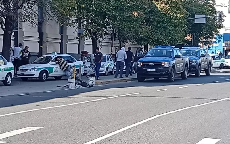 Martes 13, mala suerte para UBER: taxistas de La Plata hicieron secuestrar un auto | VIDEOS