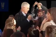 Alak firmó autógrafos como una estrella de rock en su visita a una escuela de Tolosa | VIDEOS