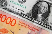 El dólar cerraría 2025 arriba de los $1.400, pero los analistas no prevén un salto inflacionario