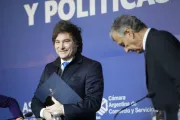Milei acusa al kirchnerismo de “secuestrar el Congreso” y Caputo defiende acelerar el ajuste