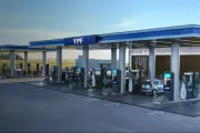 Caputo congela el precio de la nafta de YPF por 45 días