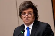 Milei cuestiona medios tras caída de confianza y blinda a Adorni