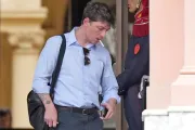 Javier Milei, Karina y Santiago Caputo: el abrazo político que expuso la tregua en la interna libertaria
