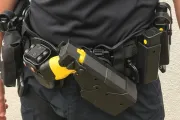 Pistolas no letales: el nuevo negocio de la seguridad que avanza en la Provincia sin control político