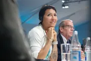 Mayra Mendoza salió a buscar dólares afuera mientras Milei deja a un millón de bonaerenses con el agua al cuello