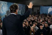 El plan de Kicillof: alambrar la juventud bonaerense para desafiar a Milei