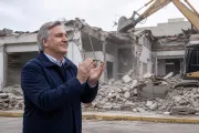 Llaryora demolió el kilómetro cero macrista