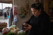 Endeudarse para morfar: el drama que estalla en los barrios