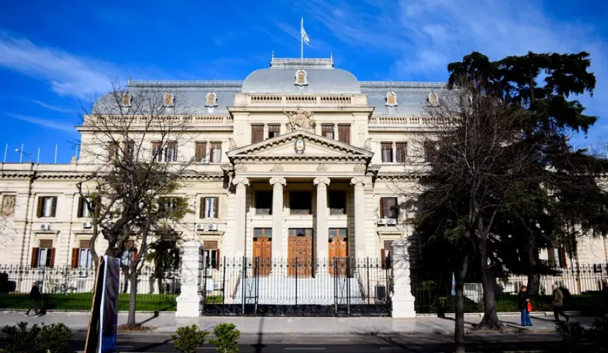 Sobreendeudamiento en Buenos Aires: impulsan ley para frenar embargos y asistir a familias