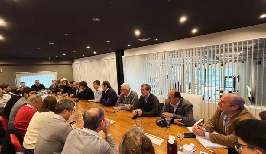 Intendentes radicales presionan por fondos libres a Kicillof