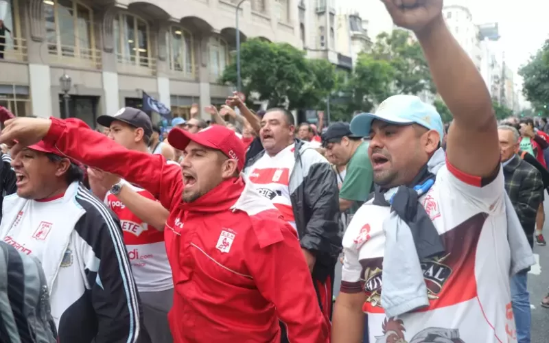 Hinchas de clubes se suman a la movilización de jubilados